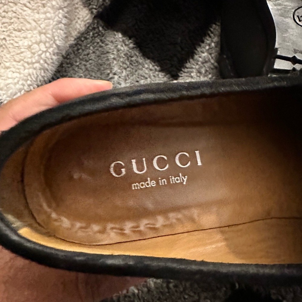 Barely used Gucci shoes . Size 8.5, black . Used 2 times